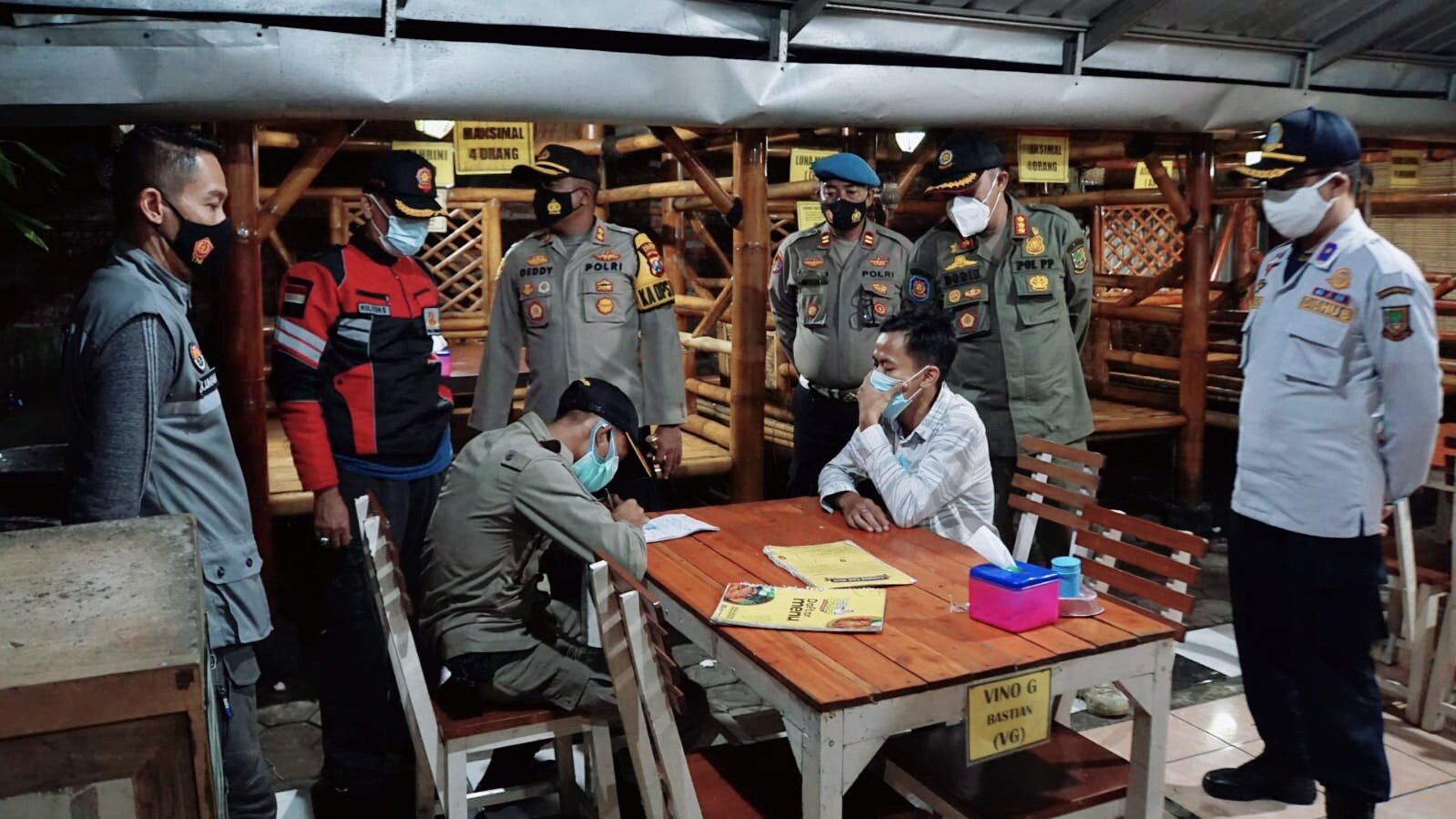 Pemilik Warung Cak Muk Dikenakan Denda Rp.200.000, Kenapa?