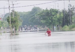 Inilah Penyebab Jalan Raya Porong Banjir Mencapai Satu Meter