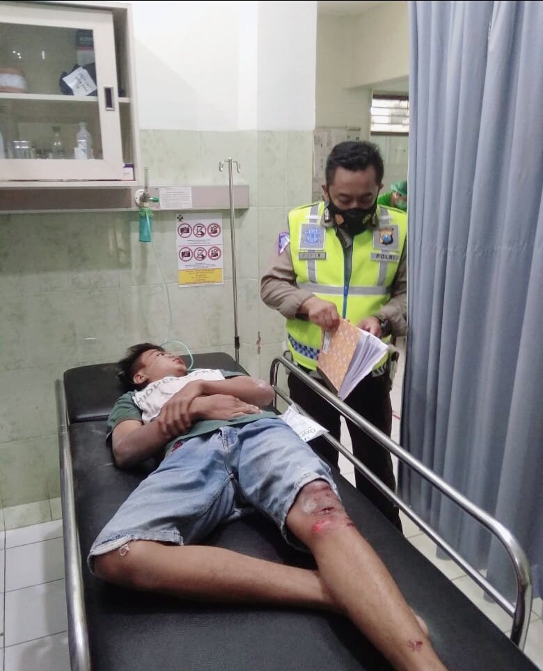 Pengendara Motor ini Gegar Otak Usai Tabrakan Beruntun di Jombang