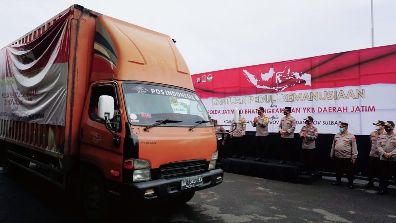Polda Jatim Berangkatkan 25.165 Ribu Paket Sembako ke Korban Banjir & Gempa Bumi