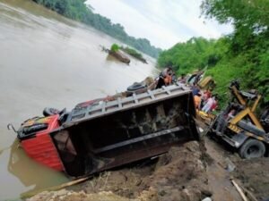 Sopir ini Tewas Setelah Tercebur Bersama Truknya di Sungai Brantas