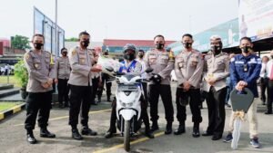 Jaenal Relawan Birunya Cinta Mendapat Hadiah Motor dari Kapolresta Mojokerto