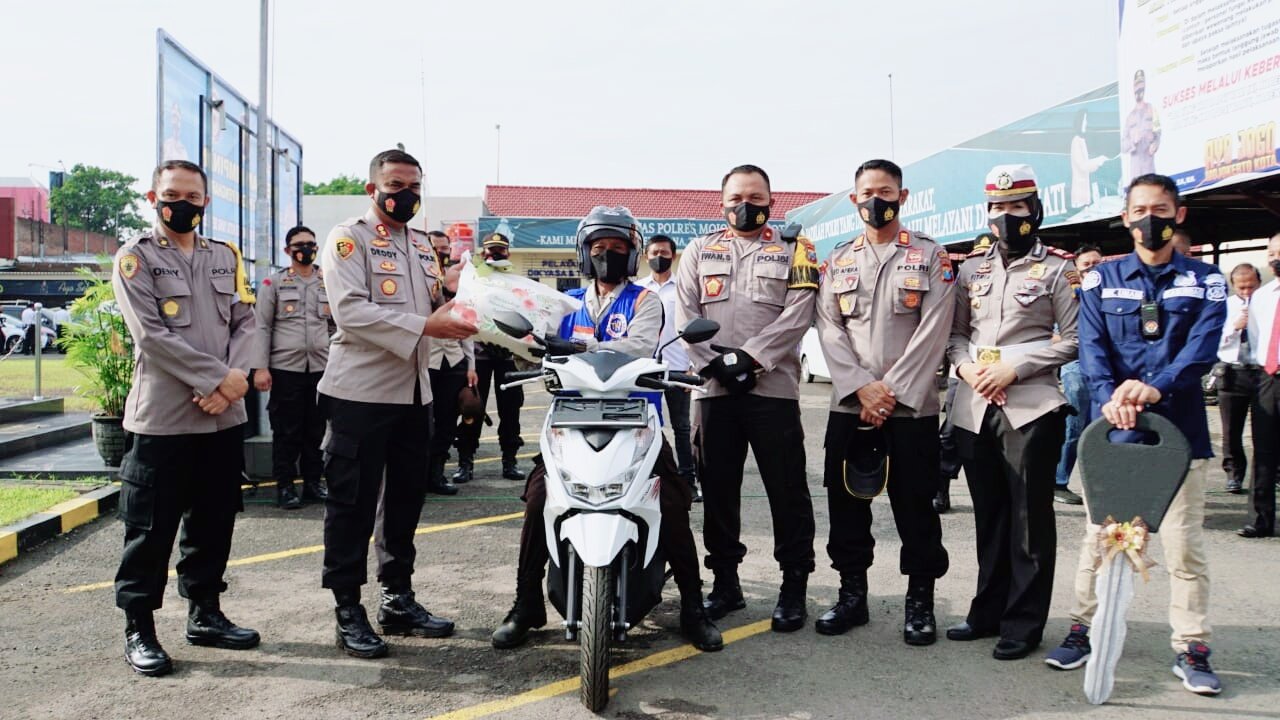 Jaenal Relawan Birunya Cinta Mendapat Hadiah Motor dari Kapolresta Mojokerto