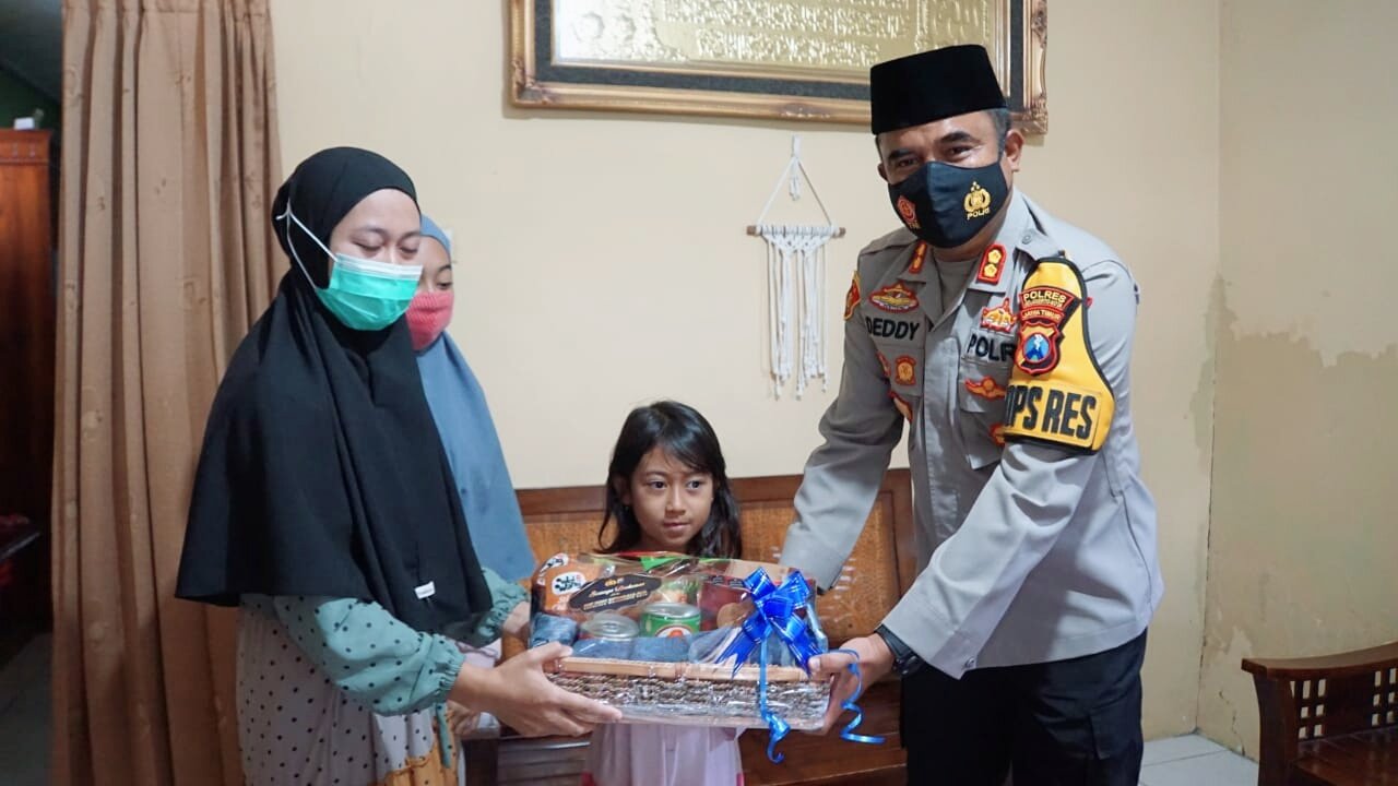 Kapolresta Mojokerto Memberikan Tali Asih pada Yatim/Piatu