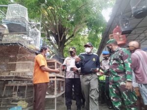 Tiga Pilar Kota Mojokerto Bagikan 2000 Masker di Pasar Burung