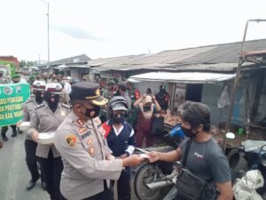 Aparat di Mojokerto Bagikan 2000 Masker di Dua Pasar ini