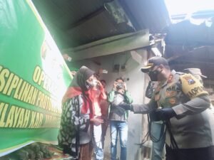Aparat di Mojokerto Bagikan Masker dan Edukasi Masyarakat