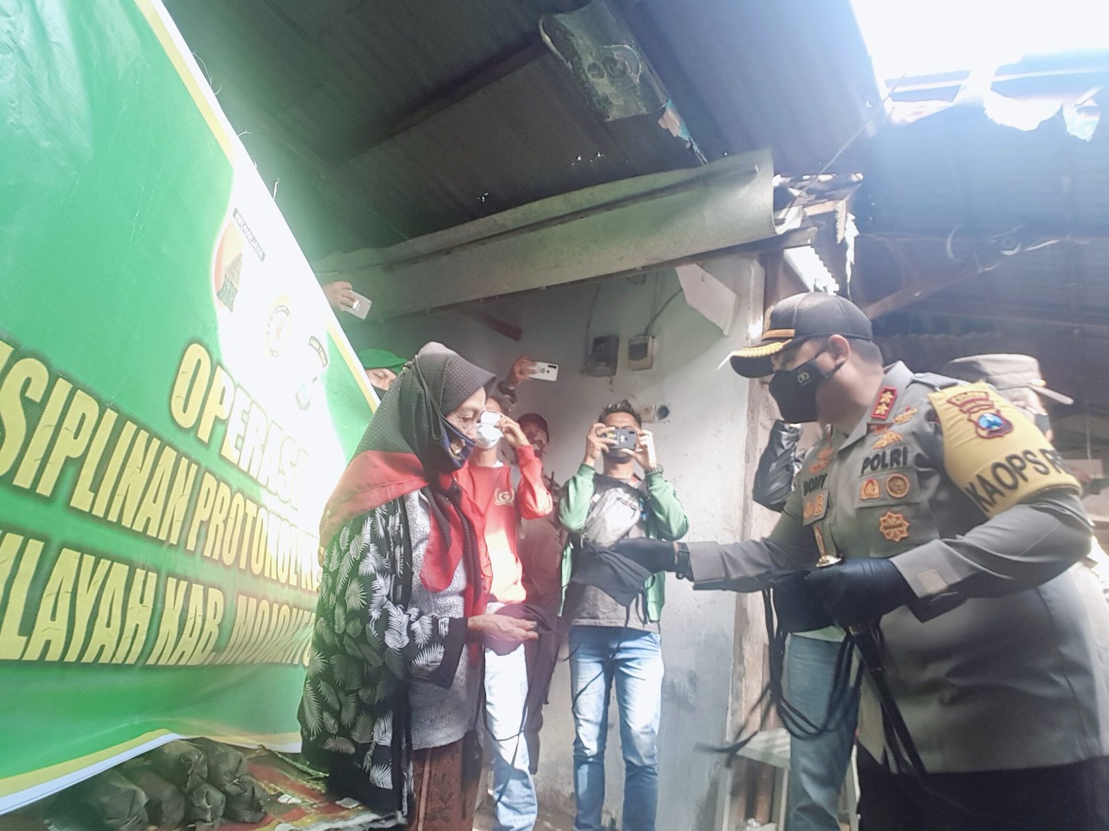 Aparat di Mojokerto Bagikan Masker dan Edukasi Masyarakat