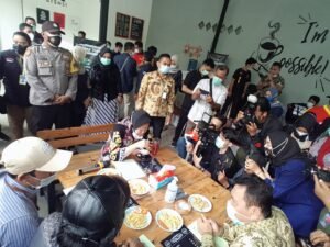 Risma Berikan Bantuan Modal Usaha untuk Anak Jalanan Mojokerto