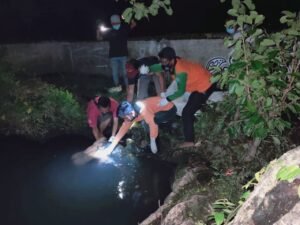 Mayat Wanita Telanjang ini Ditemukan Mengapung di Mojokerto