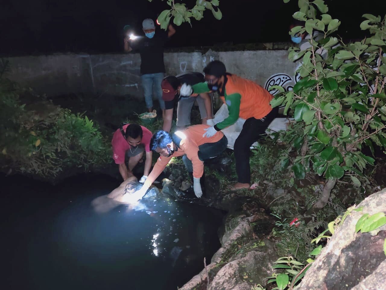 Mayat Wanita Telanjang ini Ditemukan Mengapung di Mojokerto