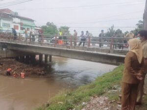 Ini Pesan Ning Ita saat Meninjau Jembatan KH. Usman