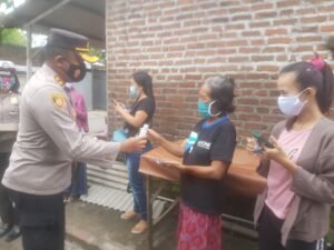 Blusukan ke Pemukiman Warga, Kapolresta Mojokerto Bagikan Hand Sanitizer & Masker