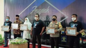 Kapolresta Mojokerto & Kapolres Mojokerto Terima Penghargaan PWI Mojokerto Award 2021