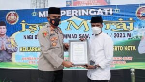 Ustad Asal Papua ini Dapat Piagam Penghargaan dari Kapolresta Mojokerto