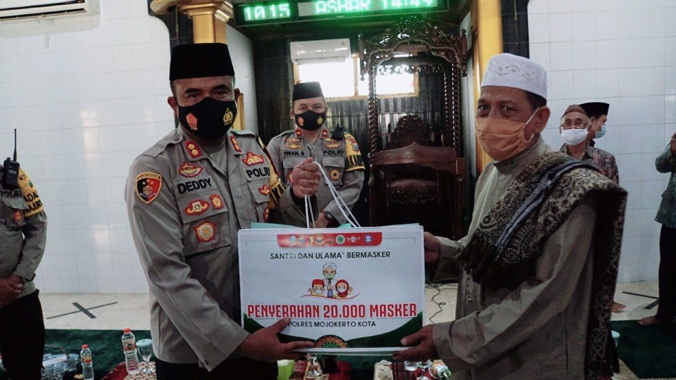 Kapolresta Mojokerto Bagi Masker di Ponpes Assolikhiyah