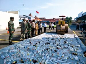 Polresta Mojokerto Musnahkan 1264 Botol Miras