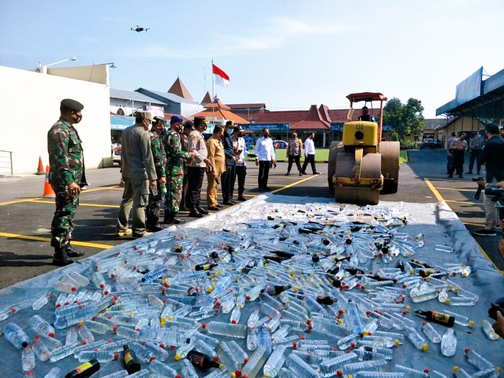 Polresta Mojokerto Musnahkan 1264 Botol Miras