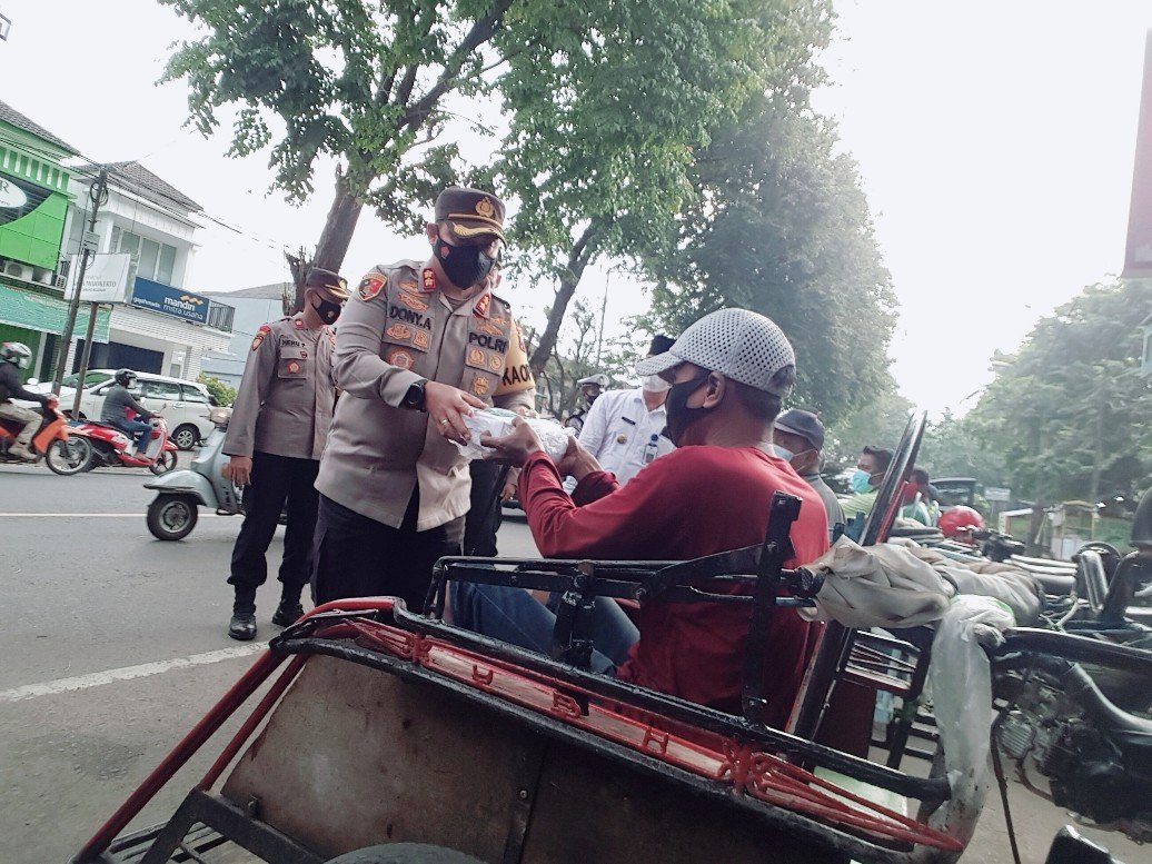 Polres Mojokerto Bagikan 1.400 Nasi Kotak, Takjil dan Masker Gratis