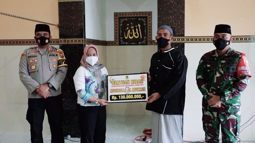 Kapolresta Mojokerto Dukung Ning Ita Berikan Hibah Rp.130 Juta untuk Musholla Al-Mukmin