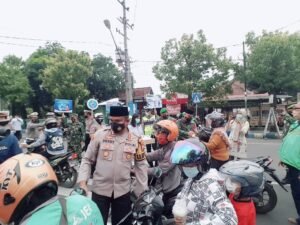 Kapolresta Mojokerto dan Dandim 0815 Bagikan 1200 Takjil
