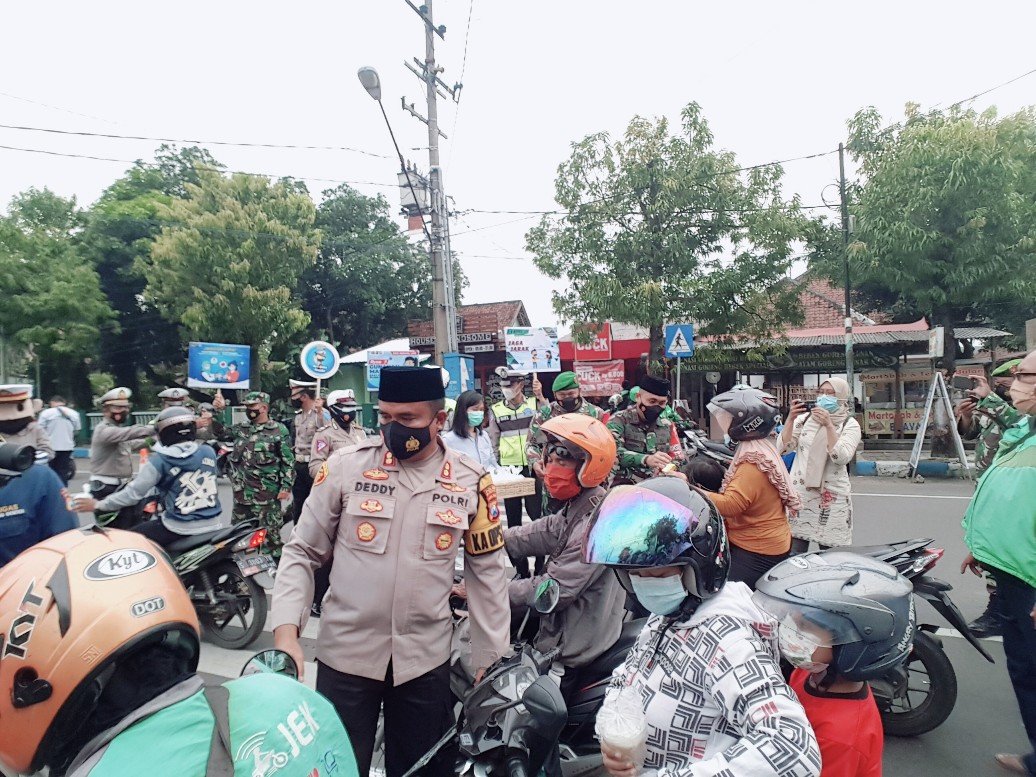 Kapolresta Mojokerto dan Dandim 0815 Bagikan 1200 Takjil