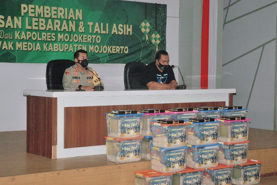 Kapolres Mojokerto Berikan Bingkisan Lebaran untuk Wartawan dan Relawan