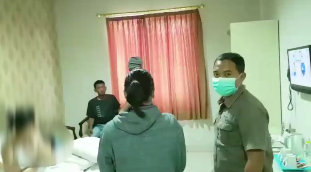 Video - Suami ini Tega Jual Istrinya yang Sedang Haid untuk Lakukan Threesome