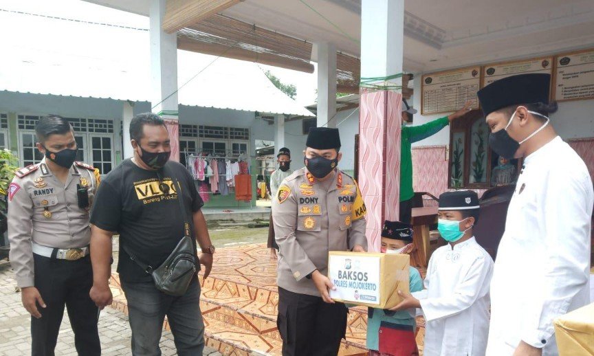 Jelang HPN Ke-75, PWI Mojokerto & Kapolres Mojokerto Bakti Sosial