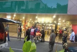 Diduga Bunuh Diri, Pria ini Tewas Terjatuh dari Lantai 2 Tunjungan Plaza 1