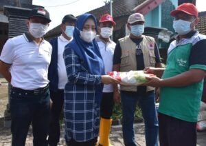 Bupati Ikfina Berikan Logistik untuk Korban Banjir Dawarblandong