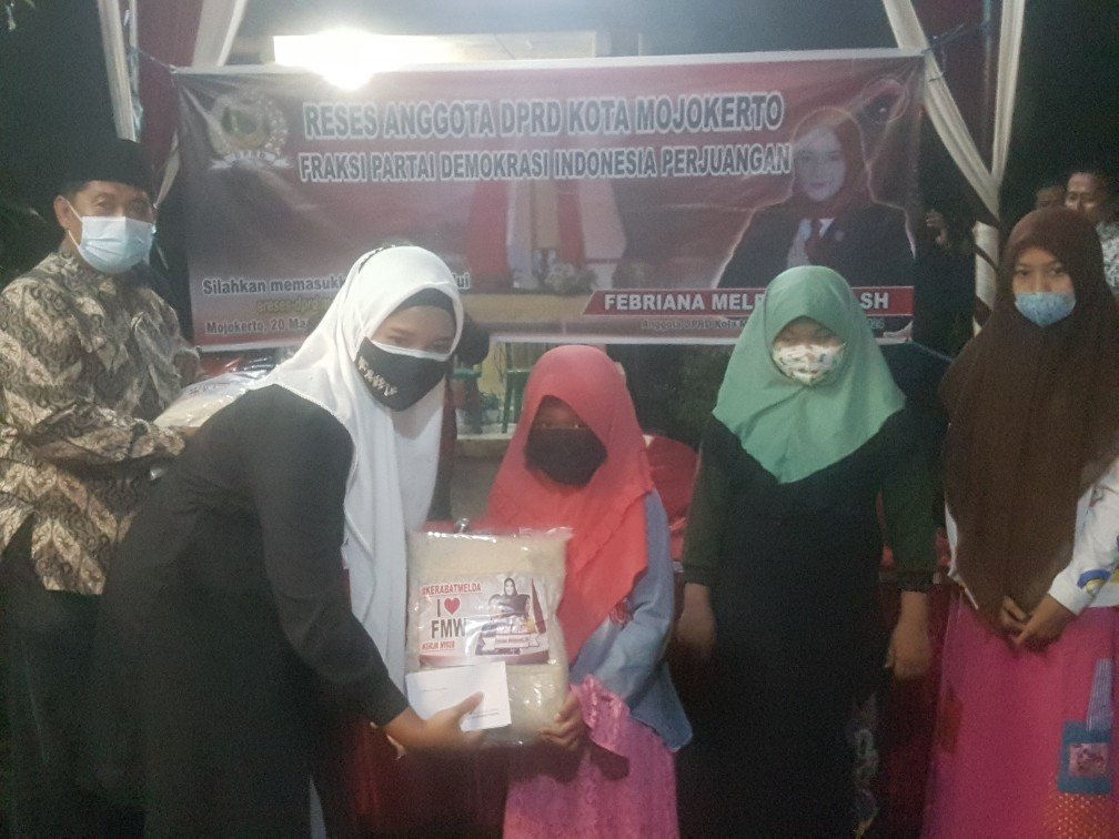 Saat Reses, Febriana Meldyawati Berikan Santunan pada 10 Anak Yatim