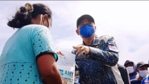 Wakil Ketua DPRD Banyuwangi Salurkan Paket Bantuan Sembako di Desa Sumberkencono