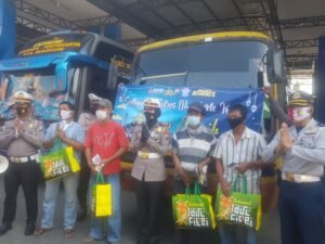 Satlantas Polresta Mojokerto Bagikan 100 Bingkisan untuk Para Sopir Bus