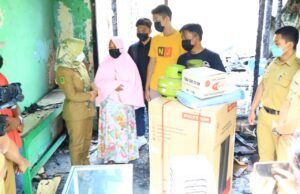 Ning Ita Berikan Bantuan untuk Kebakaran Rumah di Jalan Brawijaya