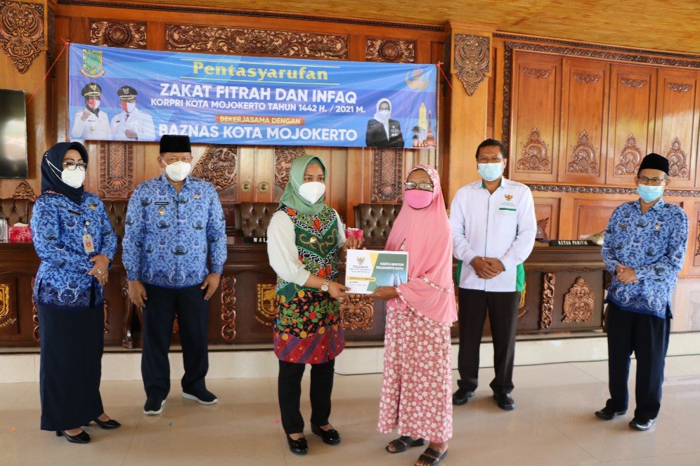 Ning Ita: Korpri dan Baznas Serahkan Zakat Fitrah dan Infaq Kepada 4.034 Mustahik