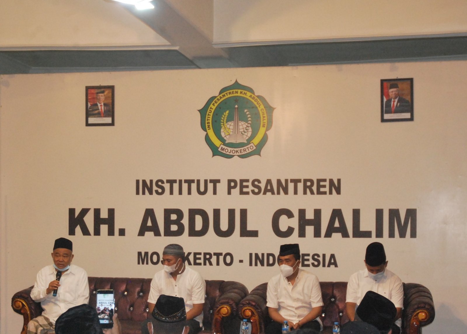 KH.Asep Buber dengan 3 Perwira TNI, Begini Gambarannya