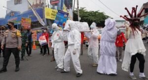 Hii.. Waria dan Pocong Gentayangan di Pacet, Sasar Warga Tak Patuh Prokes
