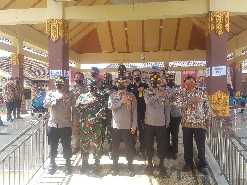 Kapolresta Mojokerto Tinjau Vaksinasi Massal di Desa Canggu