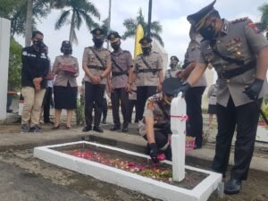 Kapolresta Mojokerto dan Kapolres Mojokerto Ziarah di TMP Gajahmada