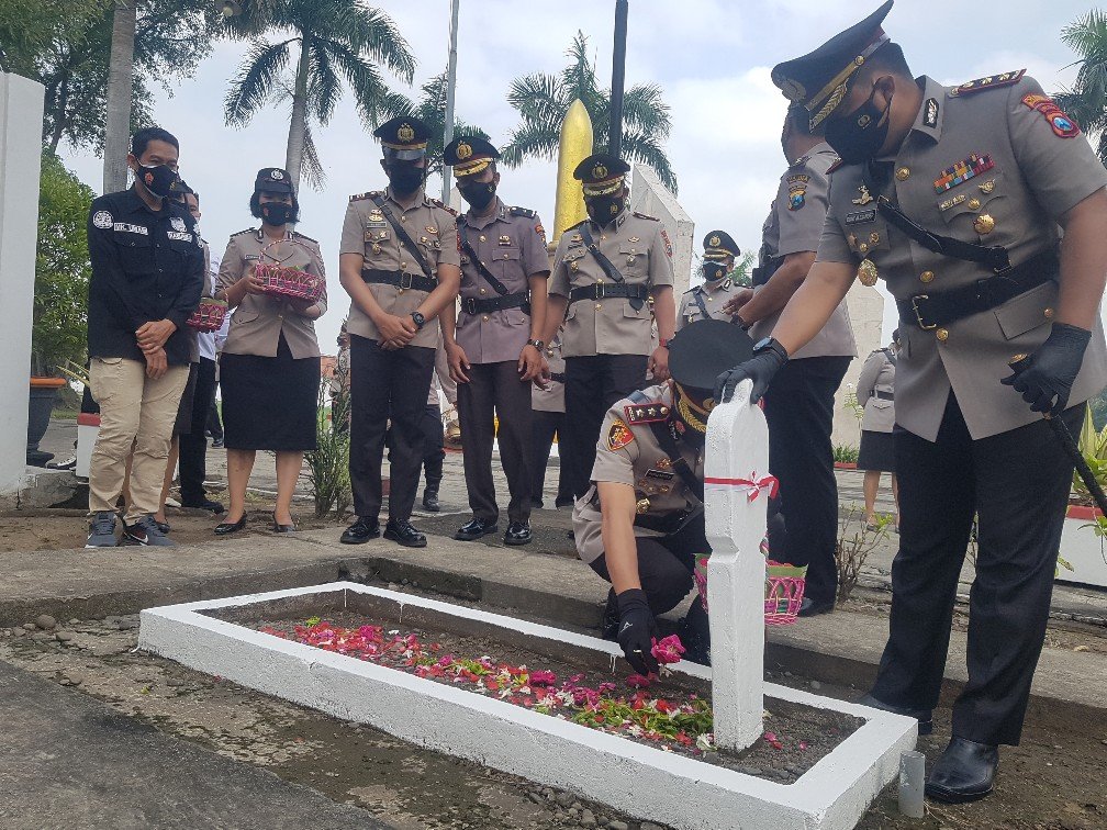 Kapolresta Mojokerto dan Kapolres Mojokerto Ziarah di TMP Gajahmada