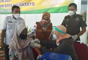 Tinjau Vaksinasi Anak, Ning Ita Berharap 21 Ribu Anak Dapat Tervaksin Sebelum Agustus
