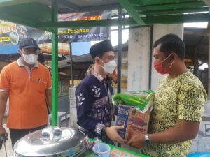 Selain Bagikan Paket Sembako, ASC Foundation juga Borong Dagangan PKL