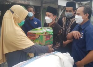 Putra Bungsu Gubernur Jatim Dampingi ASC Foundation Bagikan Sembako