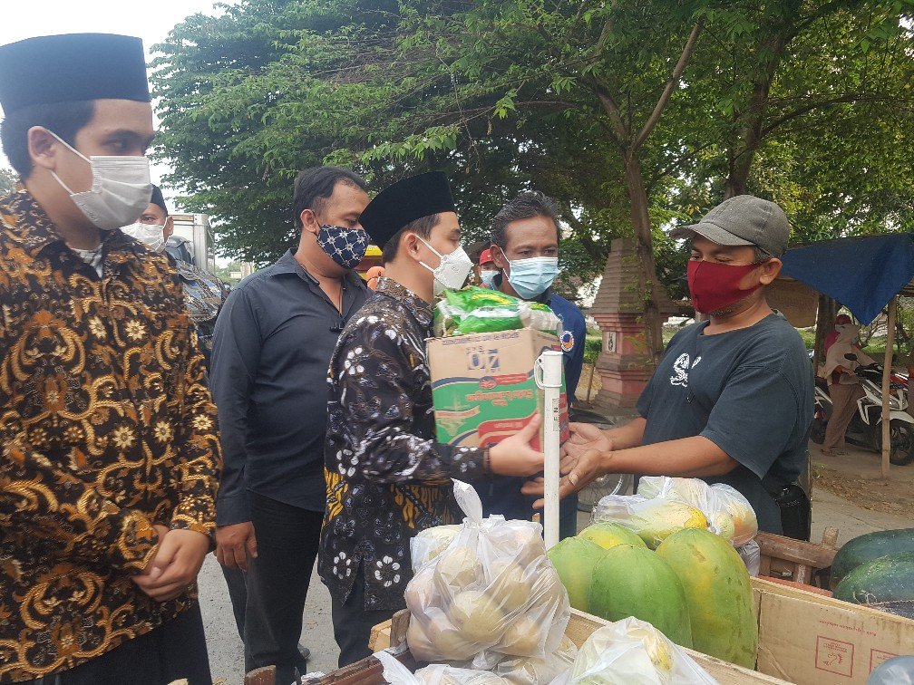 Usai Audiensi dengan PMII, Gus Barra Bagikan Ratusan Sembako untuk PKL Jatirejo