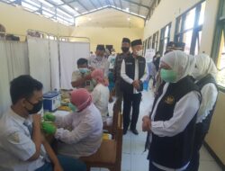 Tinjau Vaksinasi SMKN 1 Kota Mojokerto, Ini Pesan Khofifah dan Ning Ita