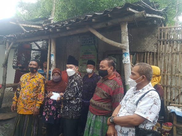 ASC Foundation Berikan Bantuan Bedah Rumah di Desa Karangdiyeng dan Desa Mojojajar