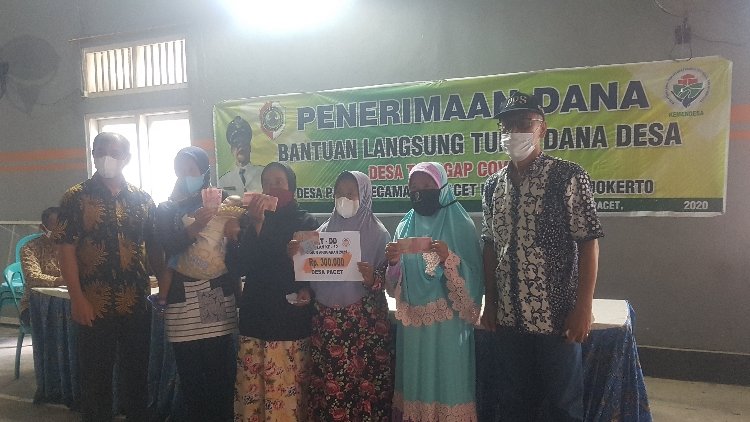 Kepala Desa Pacet Bagikan Bantuan Langsung Tunai di Akhir Tahun 2021