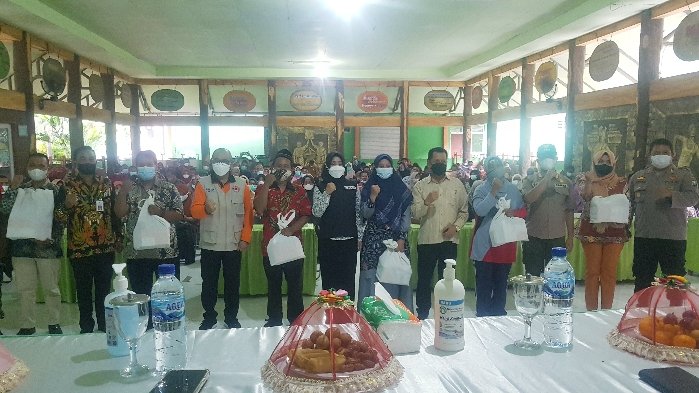 Bupati Mojokerto Berikan Bantuan Sarana Prokes di SMPN 1 Dlanggu