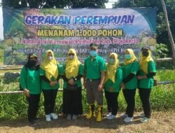 Ikatan Istri Karyawan Perhutani Mojokerto Menanam 1000 Pohon di Bukit Kayoe Putih